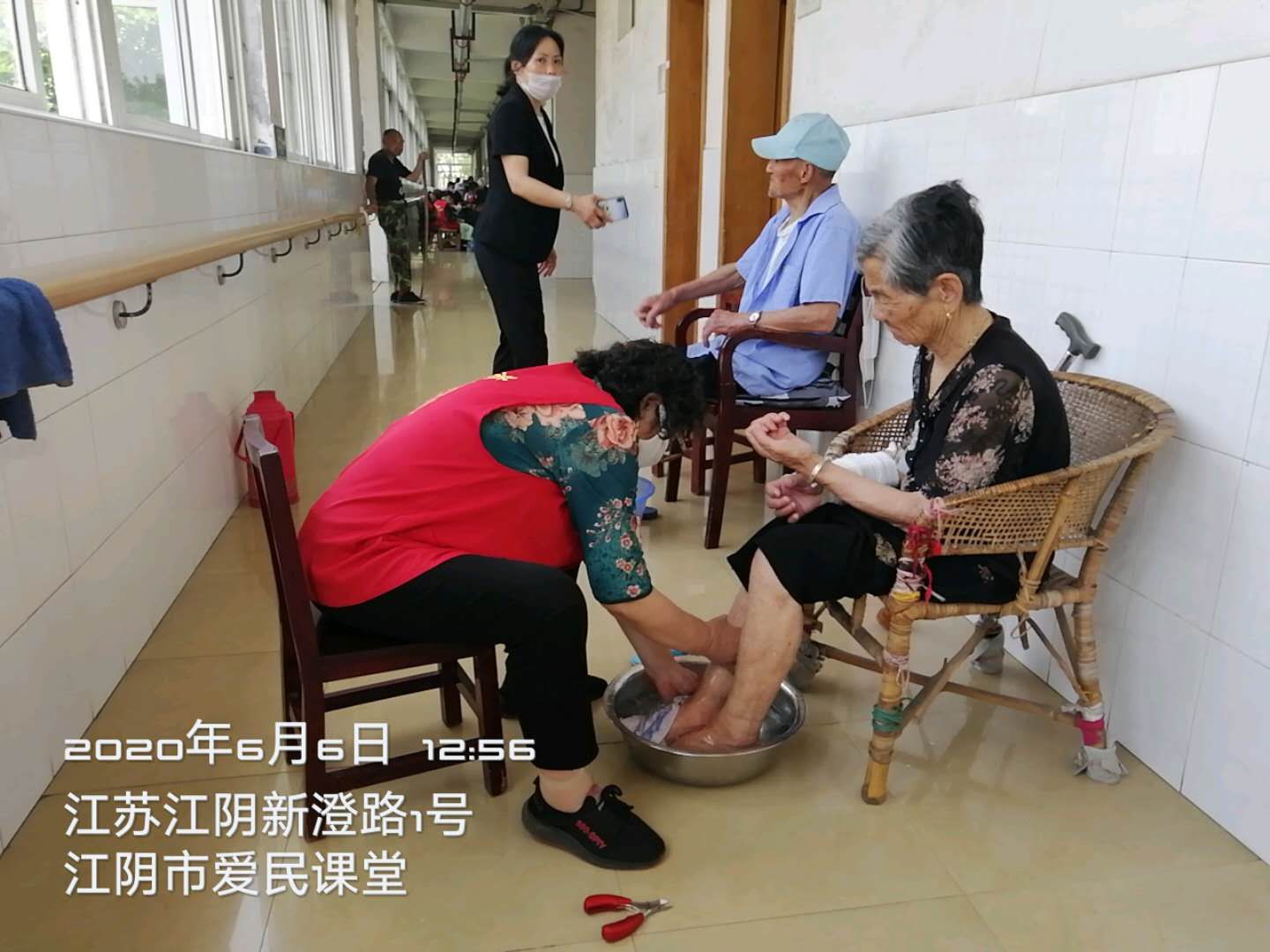 志愿者用爱温暖老人心,情暖社区老人献爱心志愿服务