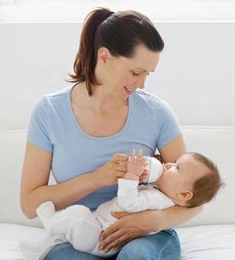 新生儿吐奶怎么处理才是正确的,新生儿吐奶怎么办最有效的方法