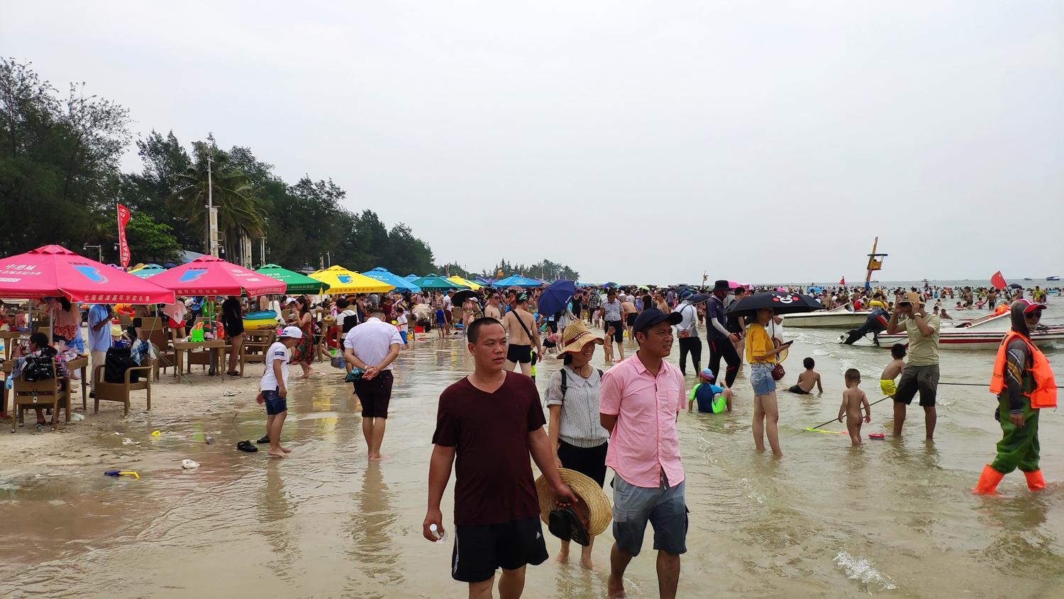 一望无际的人头太吓人了！这辈子第一次在银滩见那么多人