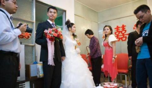 女同事给员工发结婚请柬,大家随礼500,婚礼后同事:快抢红包