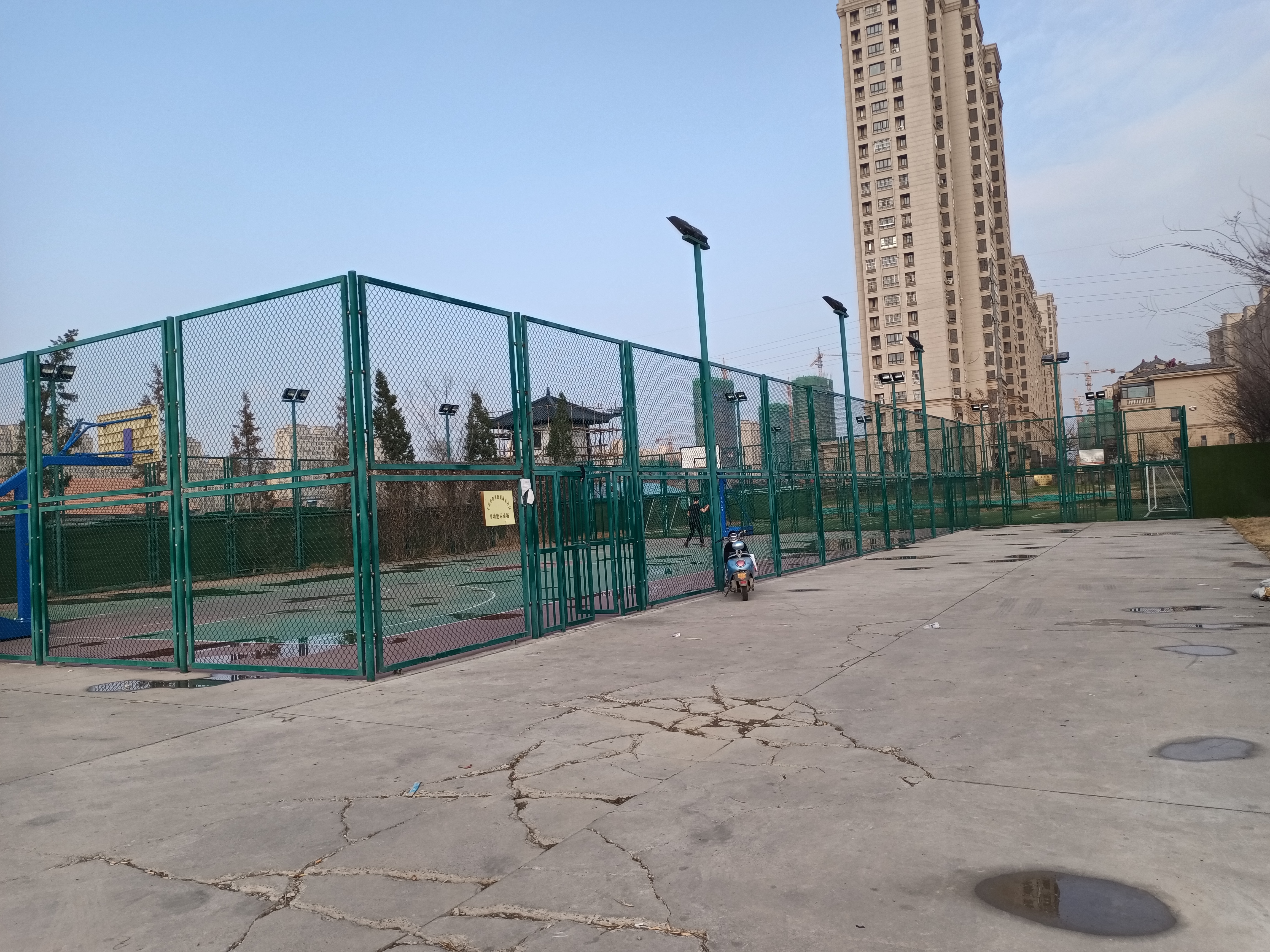 春暖花开正当时，丰县河滨公园成了很多丰县人的休闲胜地