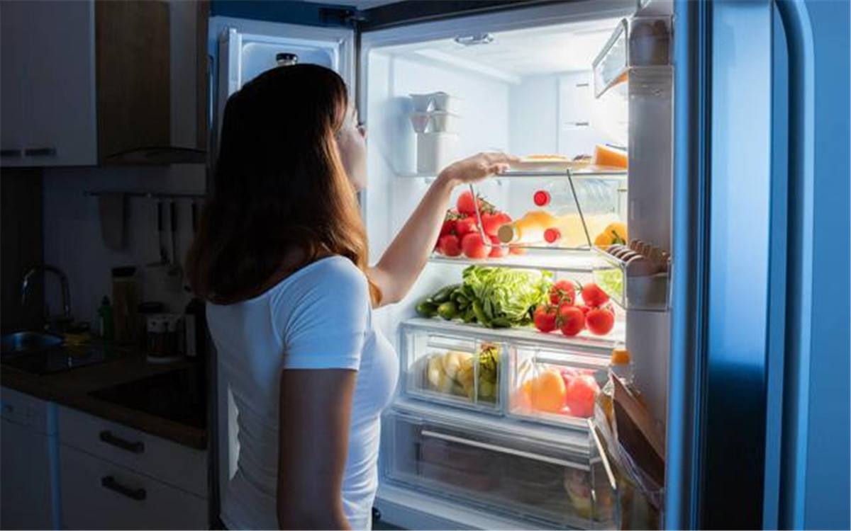 白酒茶叶小苏打水能去冰箱异味吗,冰箱的储藏室的肉有异味怎么去除