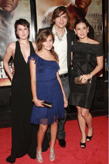 美艳女星出书爆料：15岁遭性侵、42岁流产，还被迫三人行？