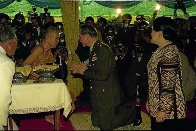 泰国捐钱最多的僧人,泰国活着的高僧哭丧