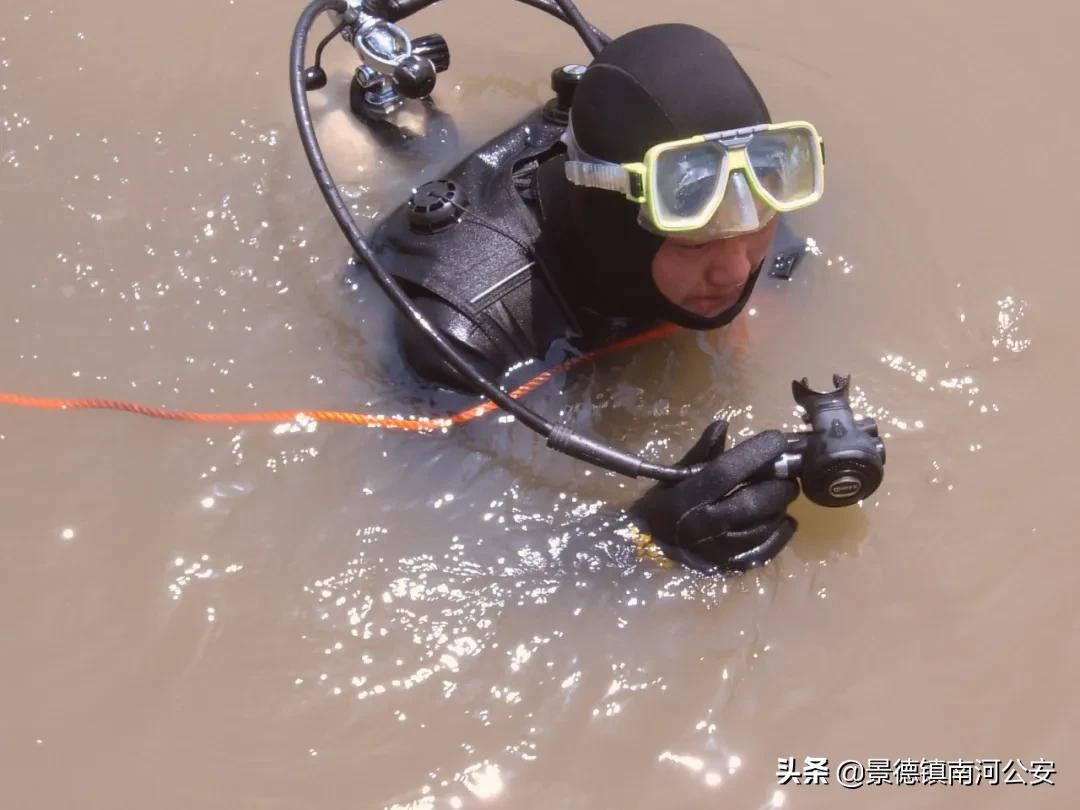 警察下水道寻找尸体,在水下找到尸体