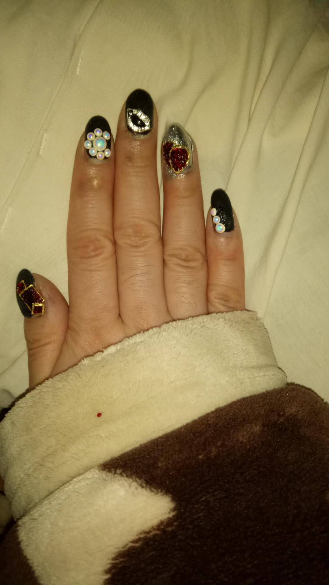 在家就可以随便做个美甲,下班回来做个美甲让自己开心一点