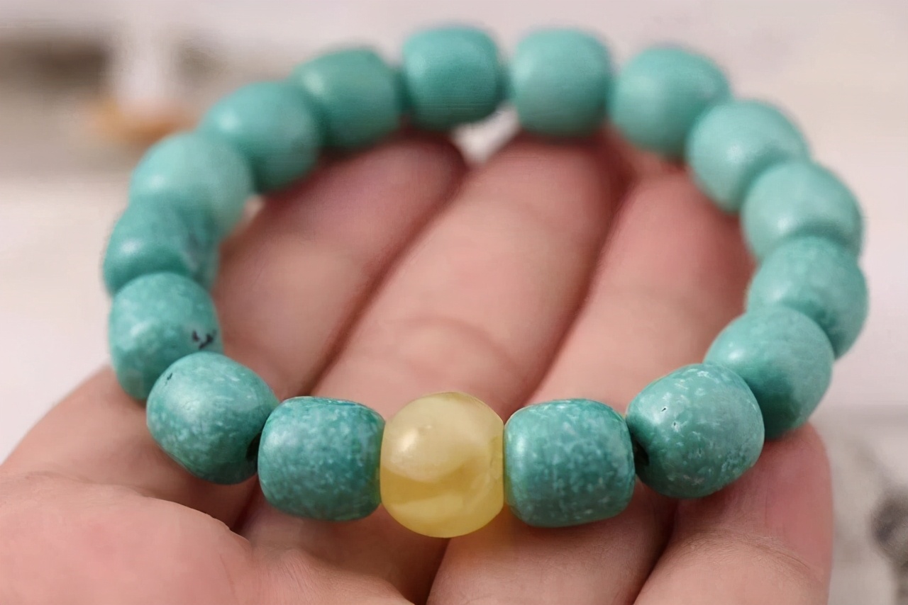 绿松石尴尬期和泛白的区别,绿松石出现白点是什么原因