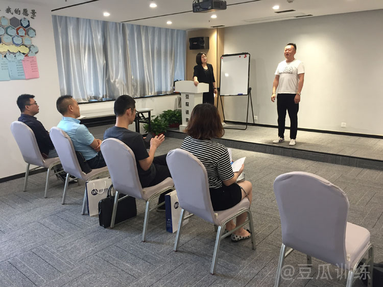 比喻幽默风趣成语,比喻口才好的句子