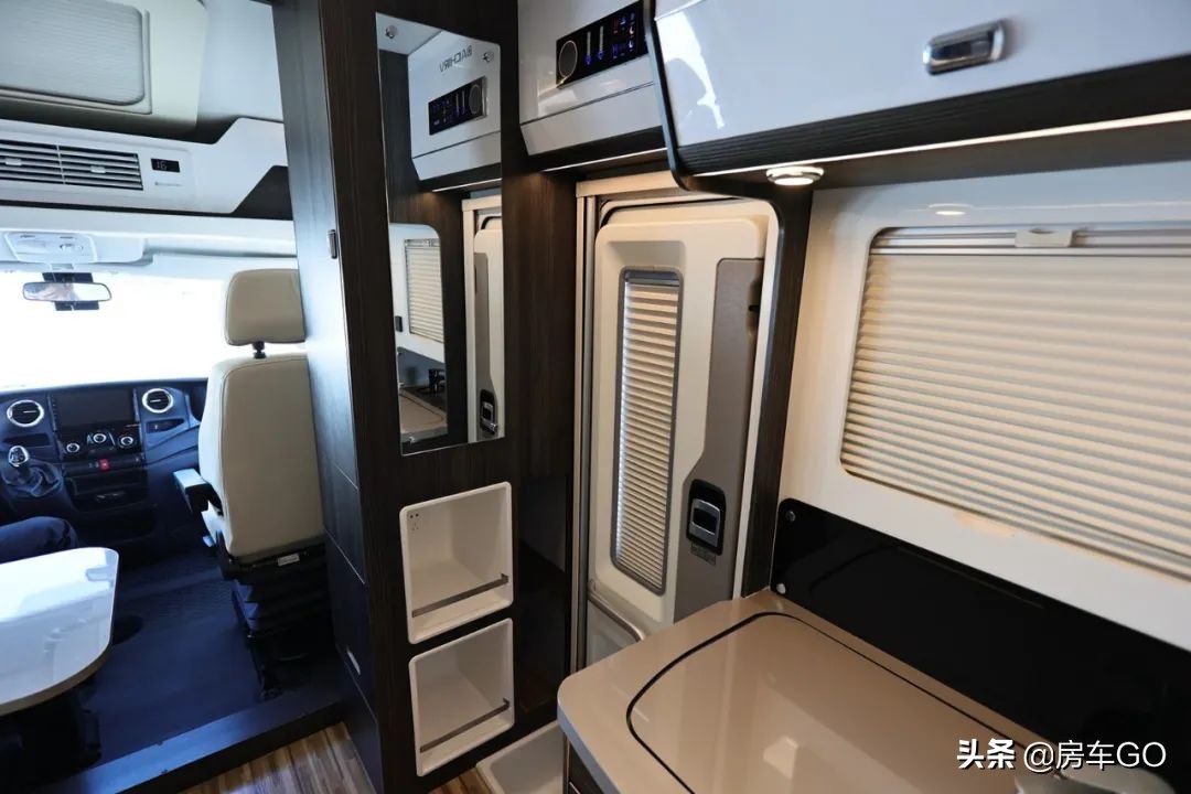 这台房车有5种充电方式，车内电器语音控制，卫生间也是干湿分离