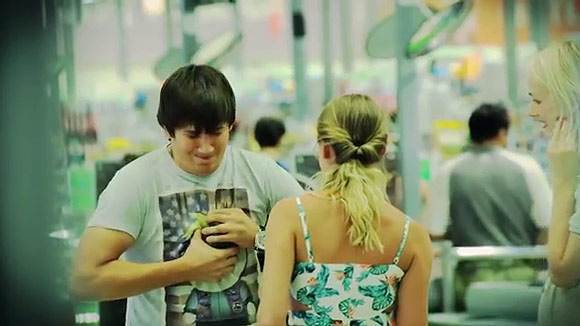 女生拧不开瓶盖却不要你帮忙,有些女生是真拧不开瓶盖