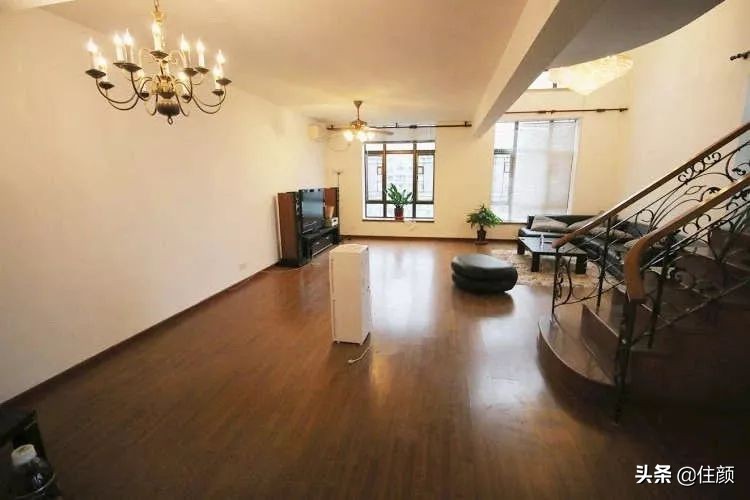 全屋贯穿10米滑梯，天台泡泡屋俯瞰CBD夜景，这个33楼的家够野