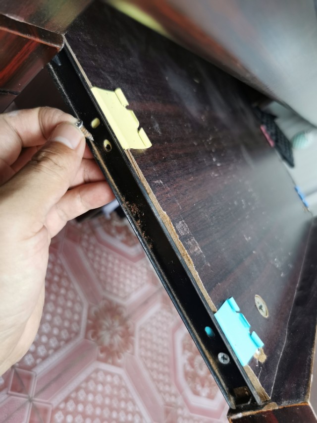 电脑桌滑轮脱落的解决方法,抽屉滑轨滚珠条脱落