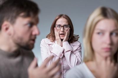 婚姻中一方微信与其他人聊天暧昧,暧昧过后一方开始逃避了怎么办