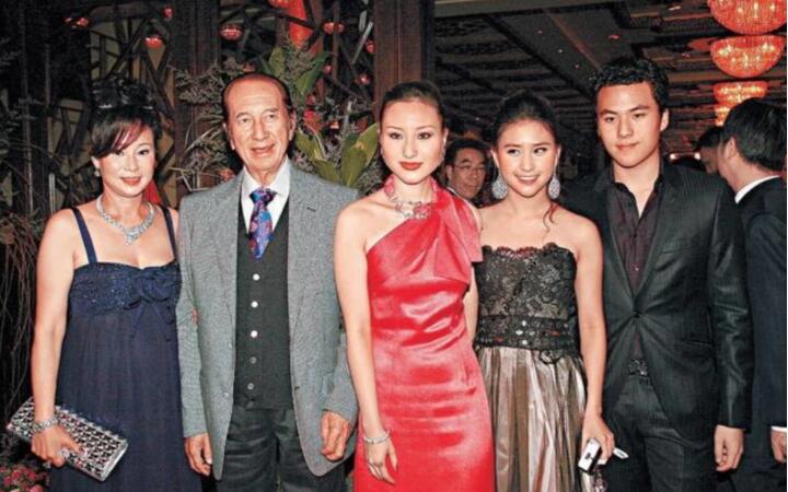 何超莲与弟弟做猜字游戏测龙凤胎心灵感应，结局让人忍俊不禁