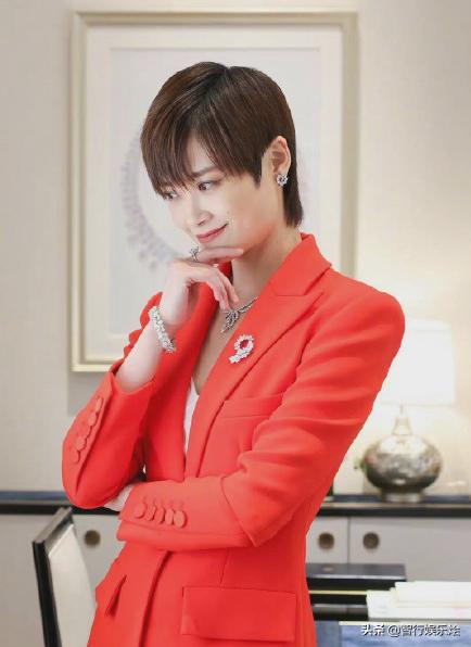 李宇春穿高开叉鱼尾裙 (李宇春穿鱼尾红裙大秀曲线)