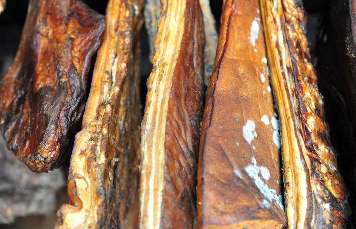 如果肉上有点毛还能吃吗,如果肉有臭味还能不能吃