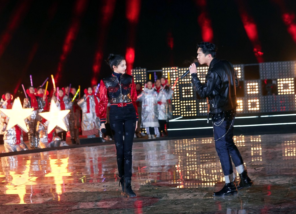 关晓彤穿靴子参加王牌,张若昀关晓彤穿长裙子