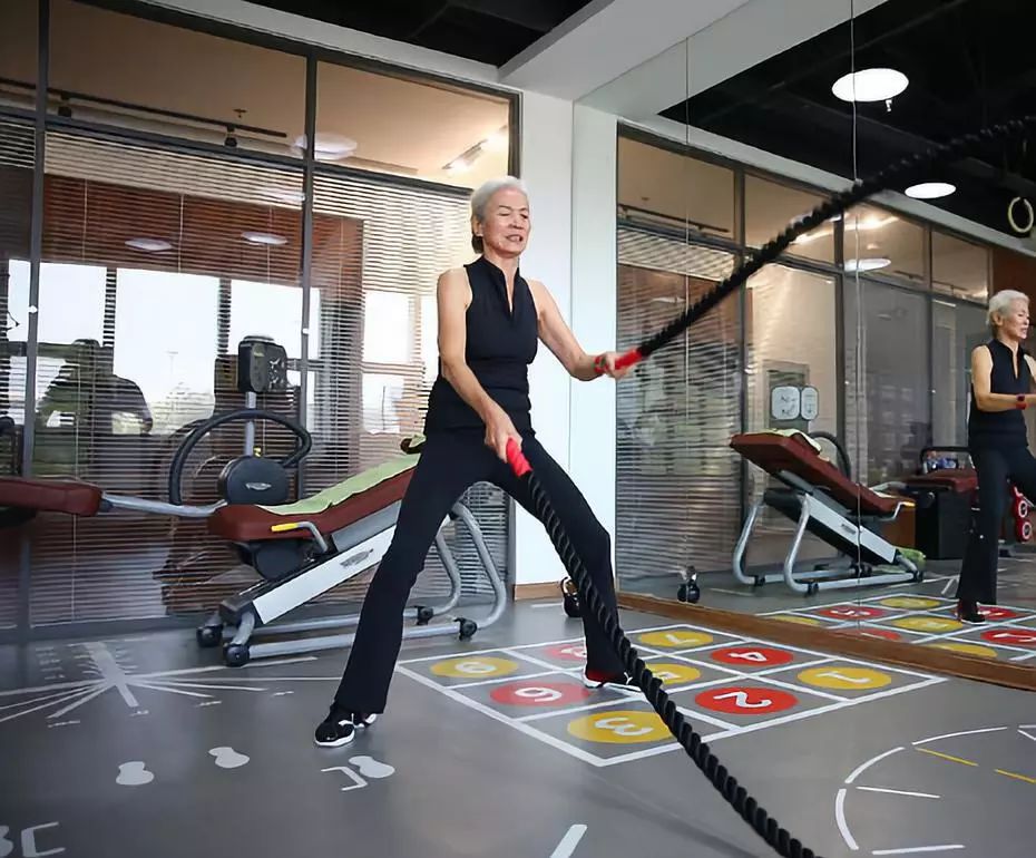 73岁天津白发奶奶健身,73岁白发奶奶坚持健身