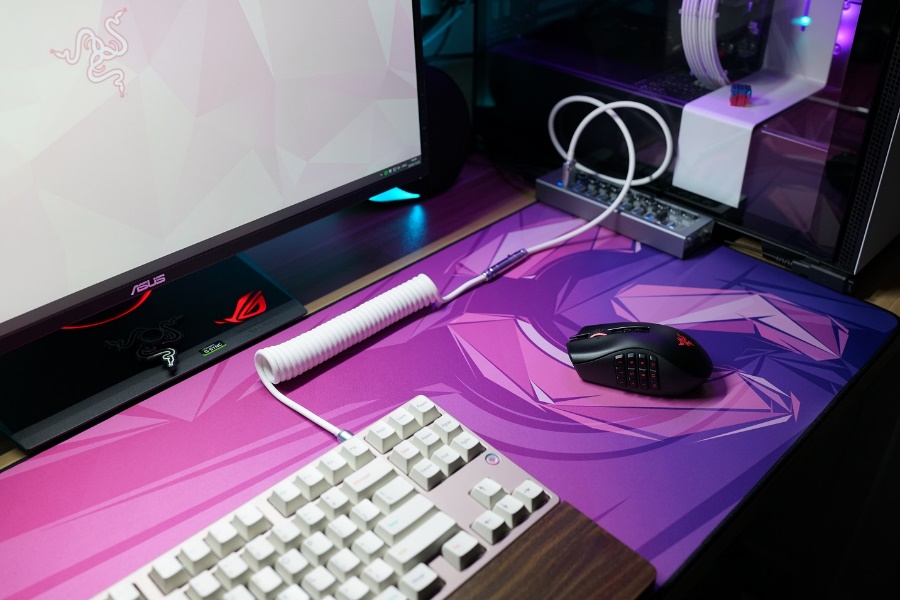 雷蛇那伽梵蛇专业版鼠标测评,雷蛇那伽梵蛇专业版和v2的区别