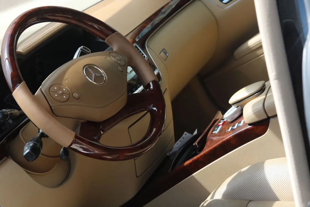 奔驰w221升级新款w222s450外观,老款奔驰w211e260翻新整备