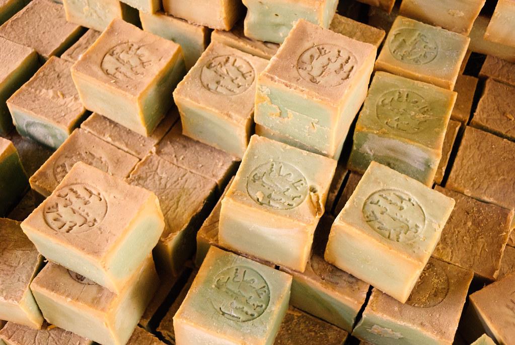 他曾在叙利亚制造橄榄皂，战争使工厂关闭，家人逃离叙利亚