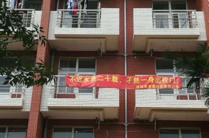 飞机杯被奶奶用来当袜子，这也太惨了吧