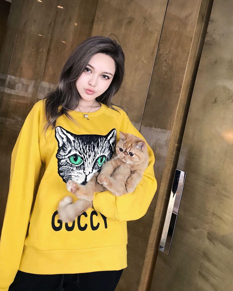 周扬青这样穿：5款时尚单品打造“酷甜系”女生，收服罗志祥