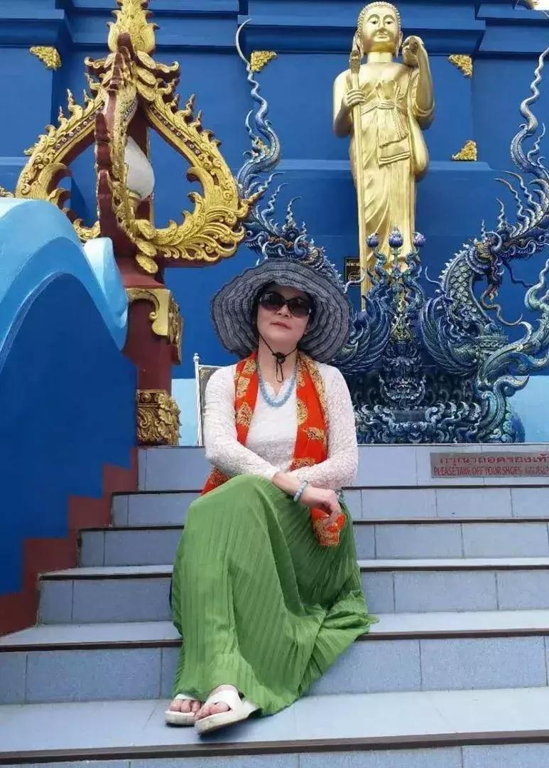 中国大妈外出旅游标准动作合辑！炫翻天！