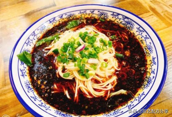 重庆生意火爆的苍蝇面馆子,解放碑附近的重庆小面馆