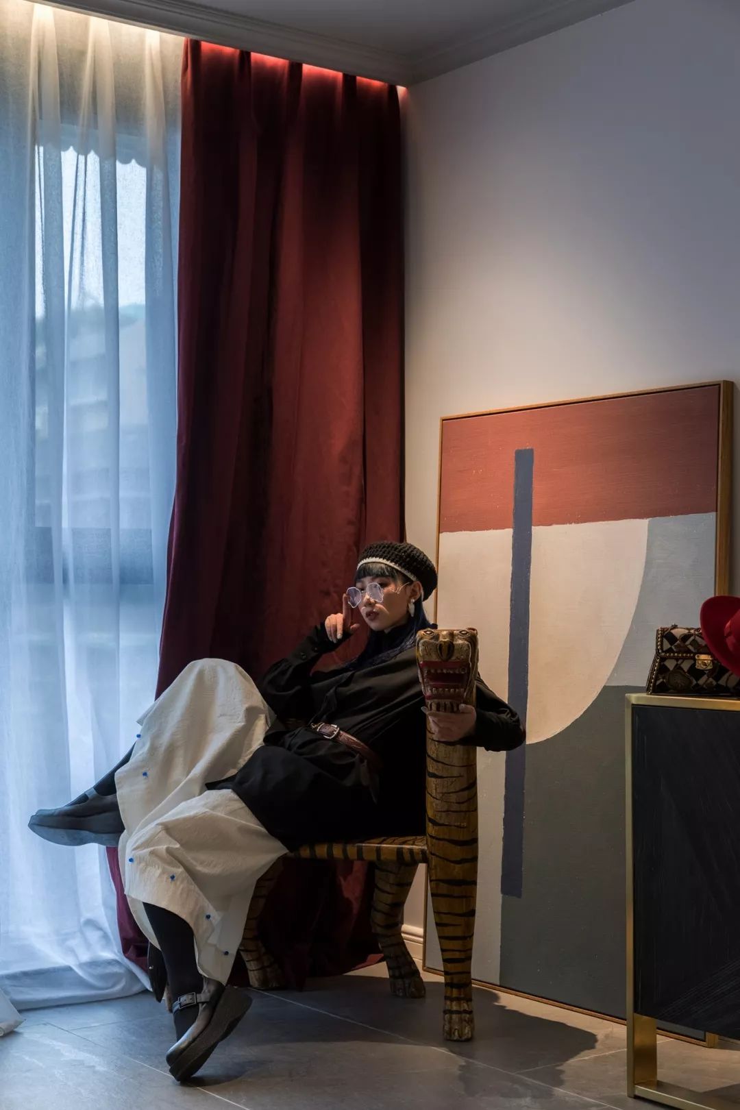 28岁成都女孩180㎡豪宅爆红！砸100W做1室3个衣帽间：壕无人性