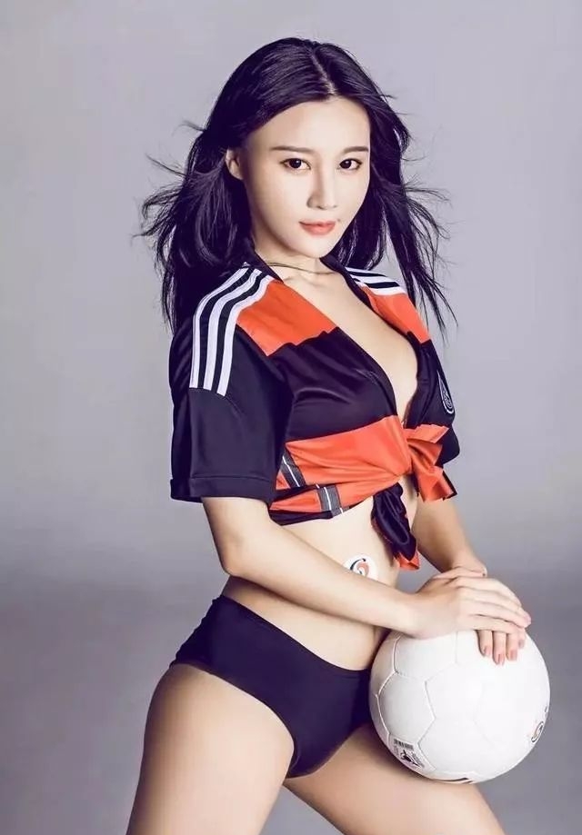 她被誉为最美足球宝贝,表演“夹手机”走红,26岁成女总裁