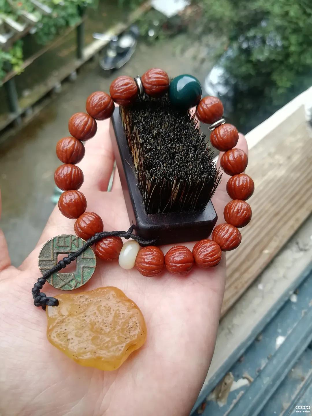 他试了一瓶“印度神油”，盘串6年，包浆妙啊