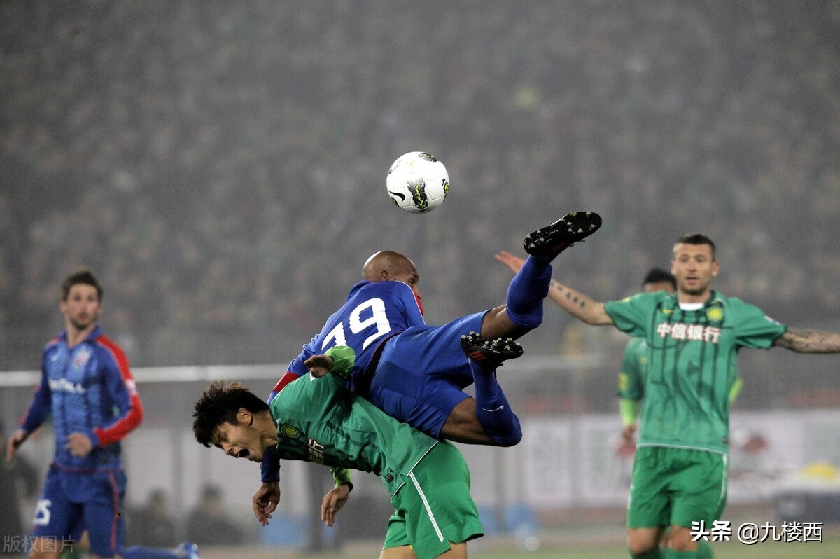 中超越来越业余，球员入场等待靠大树乘凉，球场不完善就像踢野球