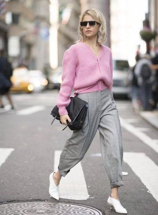 灰色和粉色织毛衣怎么配,粉色配黑色还是灰色好看