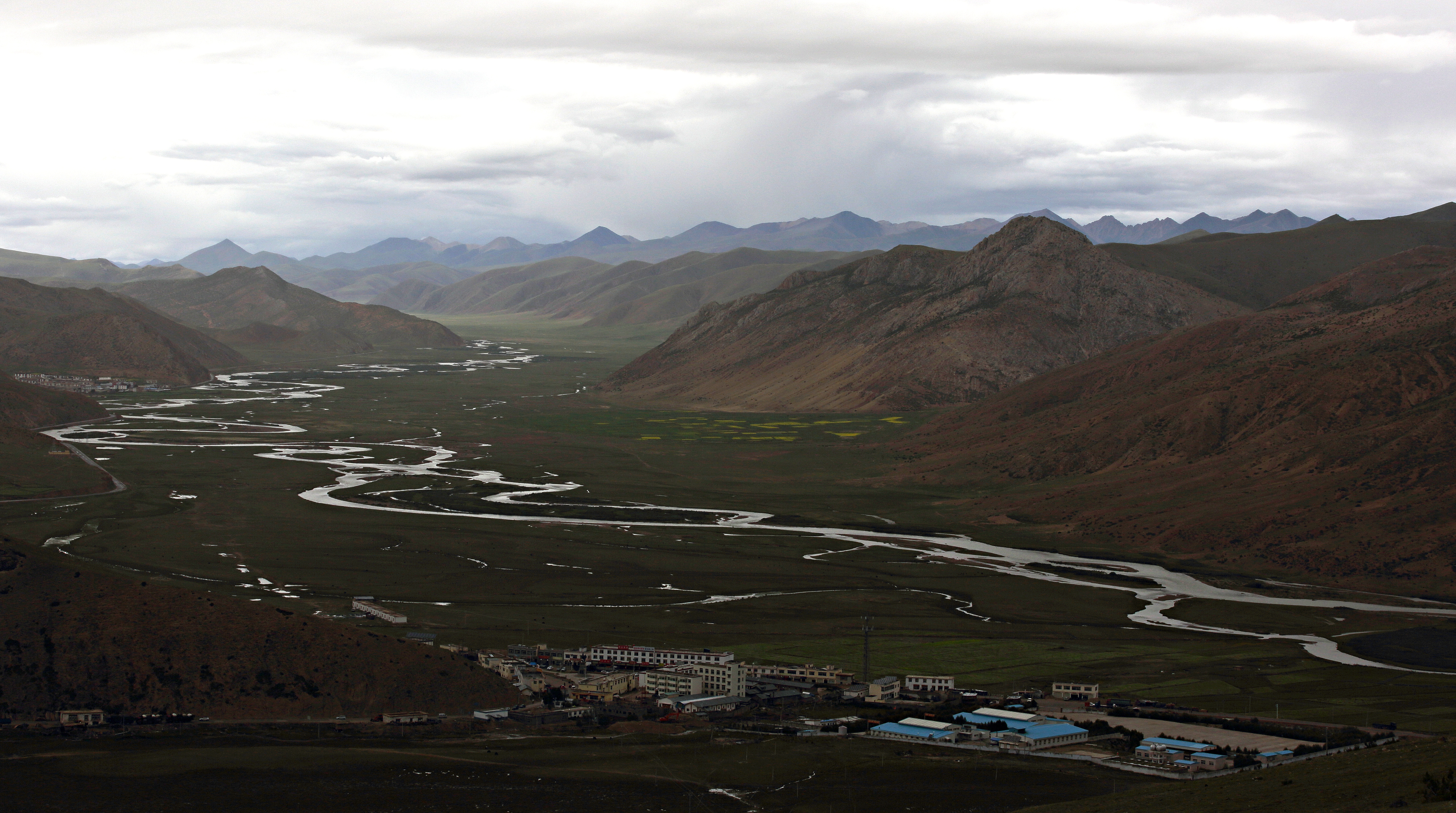 *藏西**有个小镇被称为世界第一高城，里面的居民动不动就出国做生意