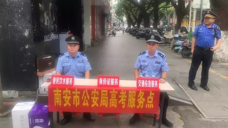 高一考生因数学考不好哭了,一高考考生出考场大哭