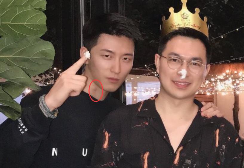 何超莲晒与窦骁亲密照,何超莲晒捧脸合照为窦骁庆生