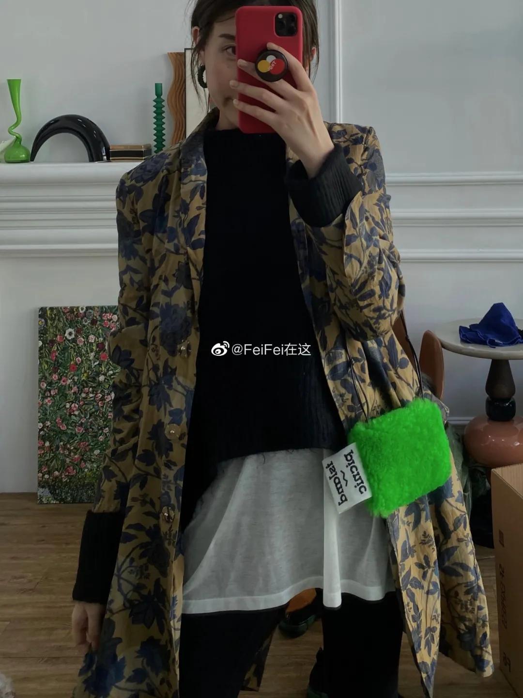 王嘉尔一碰她就被嗲到？年年牵手男爱豆的毛绒小公主谁不想要？