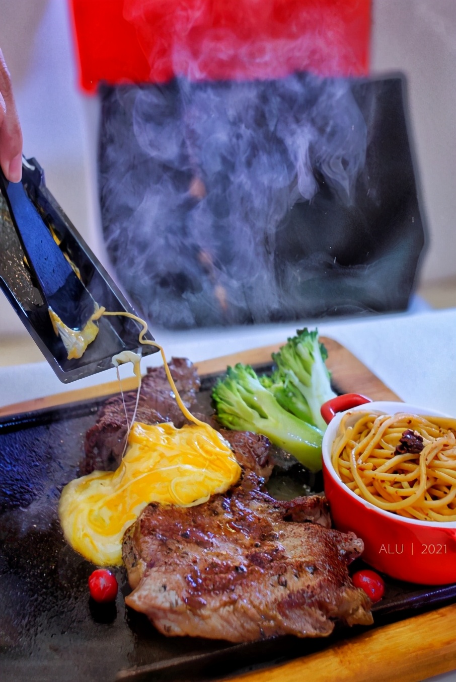 福牛年聚豪客来，厚切牛排加上瀑布芝士，美味翻倍