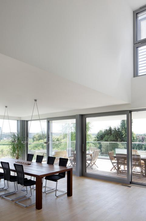 阳台推拉门要装地轨吗,阳台推拉门装什么门合适