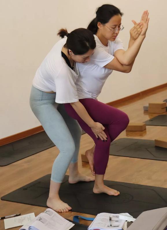 37岁排球老师学教培:瑜伽,让我减肥成功