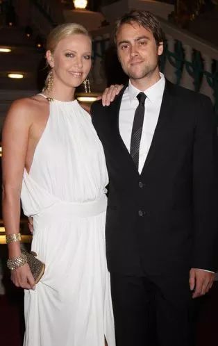 她的43岁，剃平头、扮丑增重50磅，她比男人更英气，比女人更妩媚