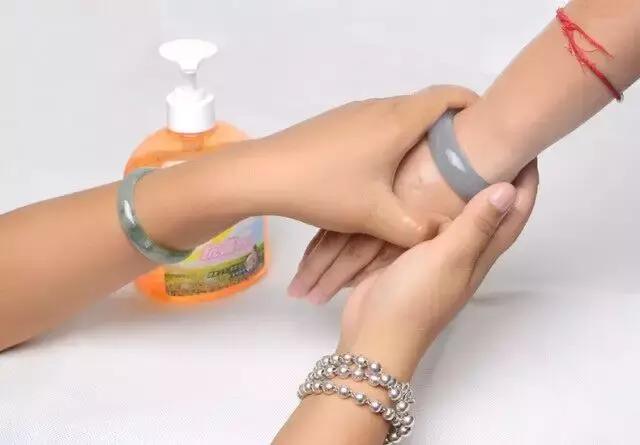 翡翠手镯摘不下来妙招,翡翠手镯自己取不下来怎么办