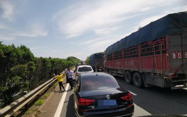 中国沙漠修公路发现一个村,中国花50亿买下沙漠在哪里