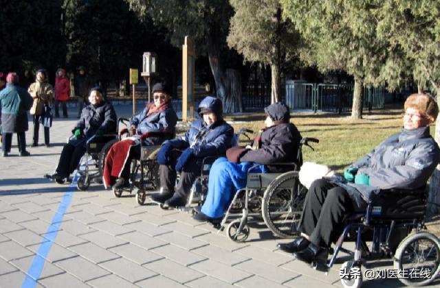 老人腿无力行走需要检查什么,老人如何补叶酸和维生素b12