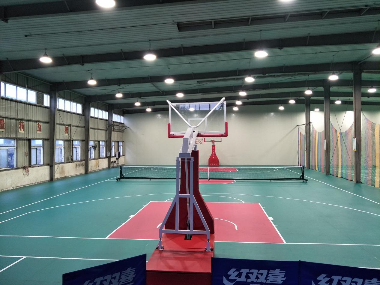 阿德在球场上的表现,足球场照明灯的选择