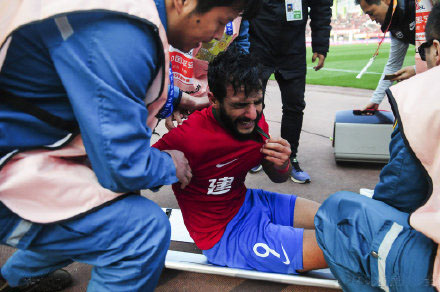 建业新援对秦升的评价,秦升铲伤建业外援