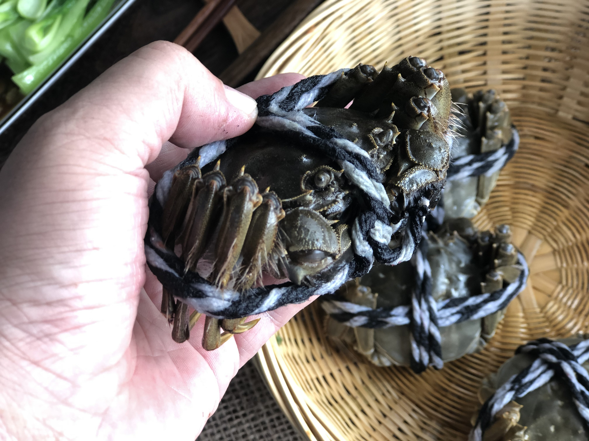 螃蟹用凉水蒸还是热水蒸,螃蟹蒸几分钟正好