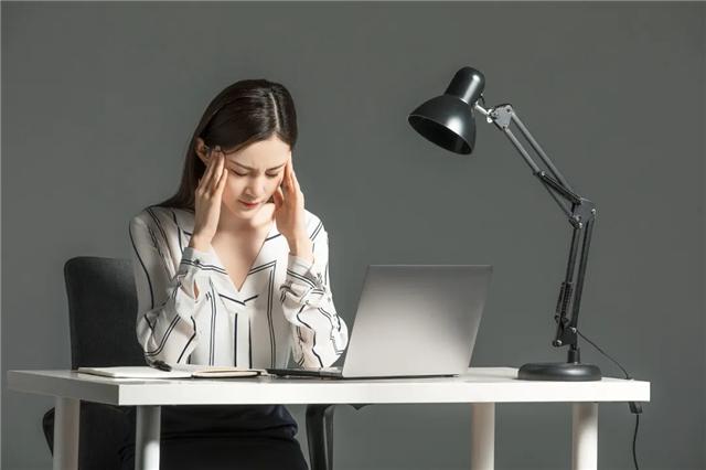 想要皮肤皱纹少这三个动作少不了,30岁出现了皱纹松弛可逆吗