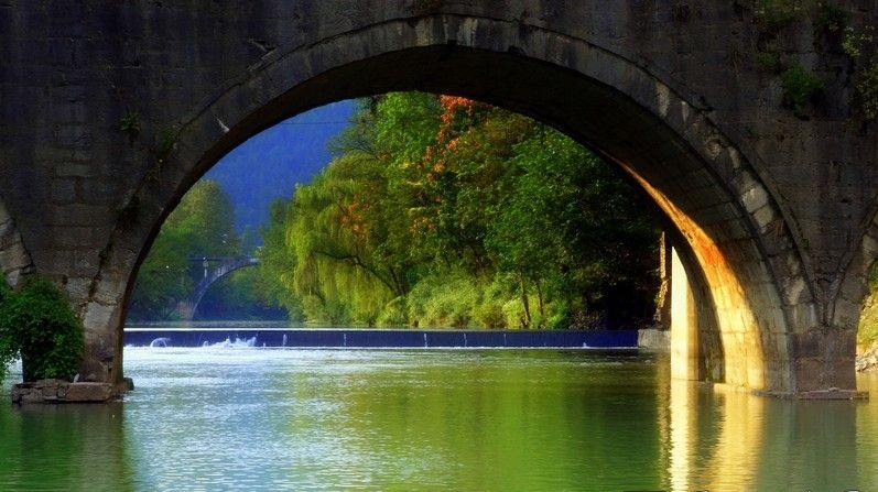 湖北利川：十里桥城入画来